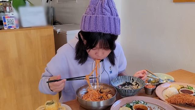 이거 하면 공짜?!🤑성공하면 공짜래서 도전했습니다ㅋㅋ 돈까스+쫄면+우동 먹방 Pork cutlet eating show смотреть онлайн