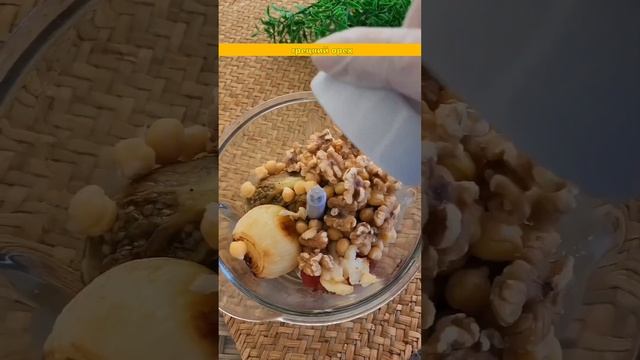 На столе долго не задержалась. Закуска из запечённых овощей. Продукты наши, рецепт восточный.