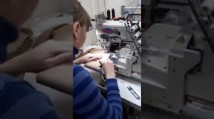 Плоскошовная машина для пришивания кружевной резинки к чулку