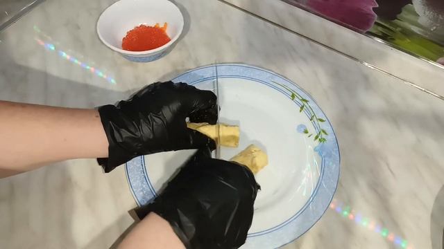 Роллы с красной икрой в яичном блинчике! смотреть онлайн