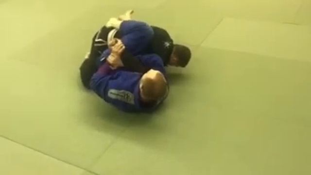 Выполнение кимуры из позиции оверхук-контроль в закрытой защите.