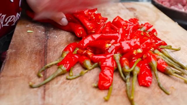 苗大姐招来两名学徒，3斤牛肉炒3斤辣椒，一铲一铲拌米饭贼香【苗阿朵美食】