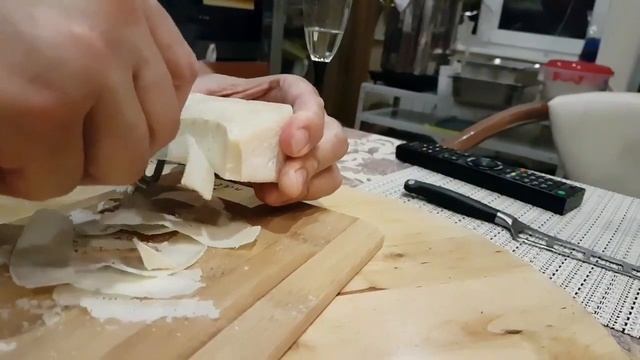 как нарезать твердый сыр // Режем твердый сыр овощечисткой смотреть онлайн