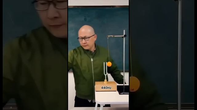 Эксперимент наглядно показывает, как работают вибрации и … смотреть онлайн