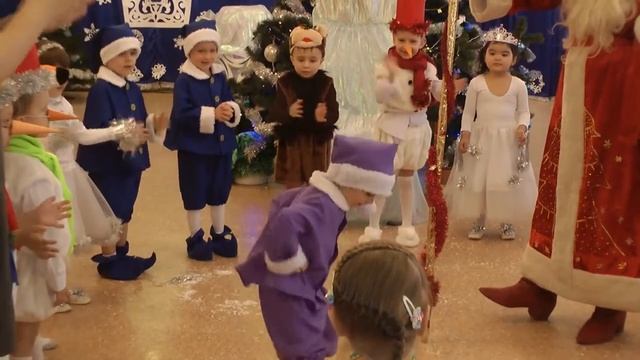 Новогодний утренник в Дет.Саду г.Омск. Принимаем заказы на фото и видеосъемку! т.8-904-822-69-89 смотреть онлайн