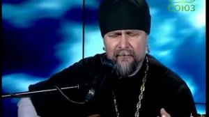Священник поёт