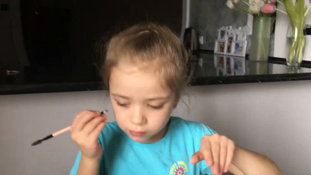 VLOG  Детская косметика Vs взрослая. Макияж от Ули. #видеодлядетей #дети #играем