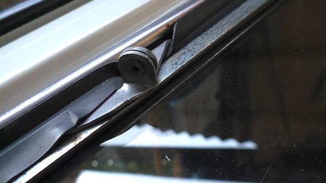 Как заменить поворотный ветровичёк на НИВЕ с дверью старого образца. смотреть онлайн