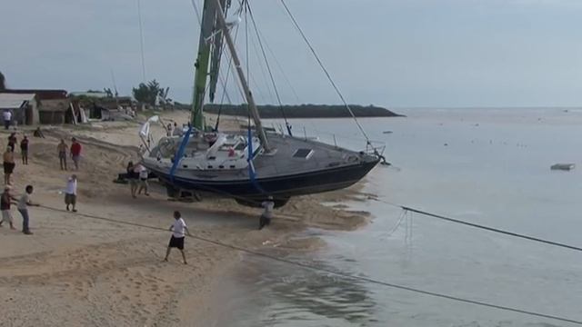 Аварийные ситуации - Посадка на мель - Снятие выброшенной на пляж яхты Колибри - Подробный отчет смотреть онлайн