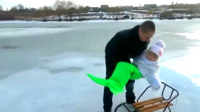 Маргарита нашла русалку на ледяном озере Русалки существуют Видео для всей семьи смотреть онлайн