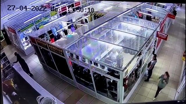 В Нур-Султане двое жителей города украли наушники из торгового дома смотреть онлайн