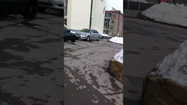 Машина мэра Сибая гордо нарушает ПДД смотреть онлайн
