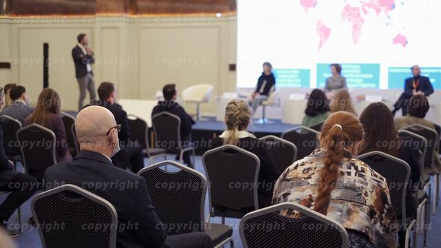 Audience listens to the lecturer смотреть онлайн