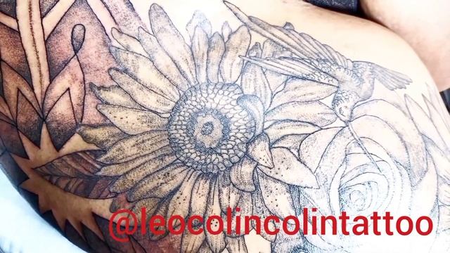 Increíble tatuaje floral de arte delicado. Tatuaje de girasol líneas delicadas Tatuaje de mandala. смотреть онлайн
