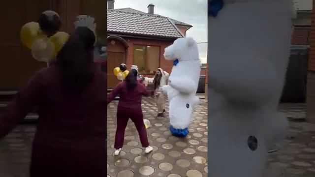 Сюрприз от подруг для Светланы поздравление БОЛЬШОГО БЕЛОГО МИШКИ на День Рождения смотреть онлайн