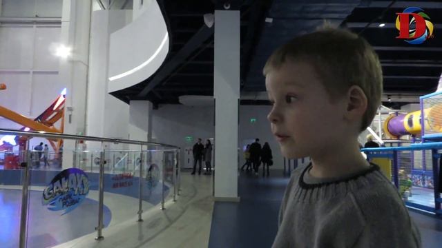 Парк аттракционов для детей. Катаемся на машинке. Динозавры и Развлечения для детей в LAVINA MALL смотреть онлайн