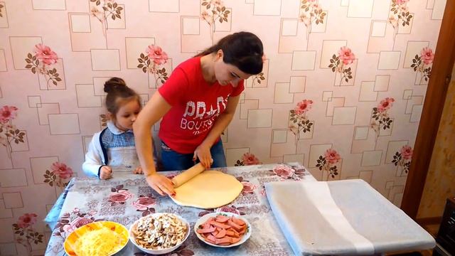 Маша с мамой готовит очень вкусную пиццу! смотреть онлайн