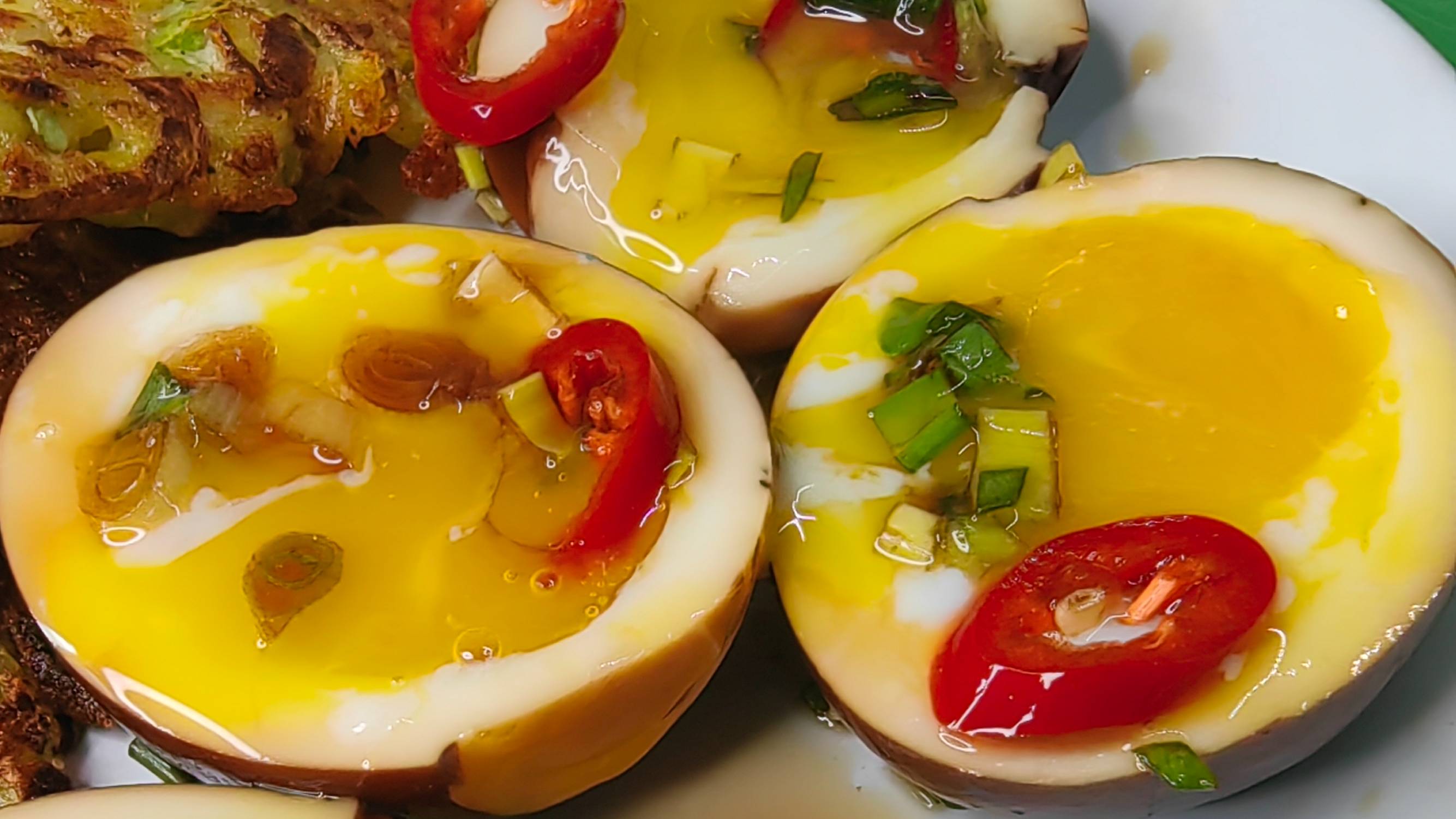 Яйца всмятку. Как правильно сварить яйцо с жидким желтком. Закуска из маринованных яиц. смотреть онлайн