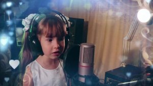 Девочка трогательно поет песню для папы