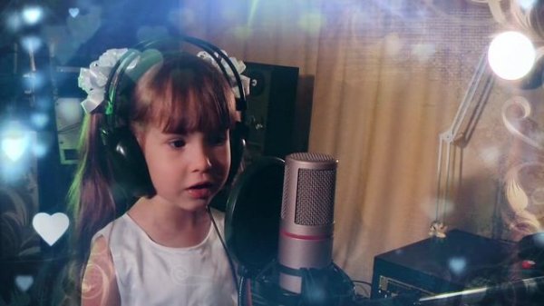 Девочка трогательно поет песню для папы