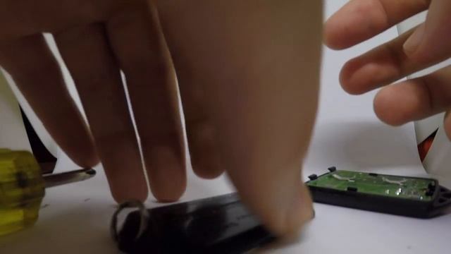 How to locate the FCC ID & Change your batteries for your Chrysler Keyless Remote смотреть онлайн