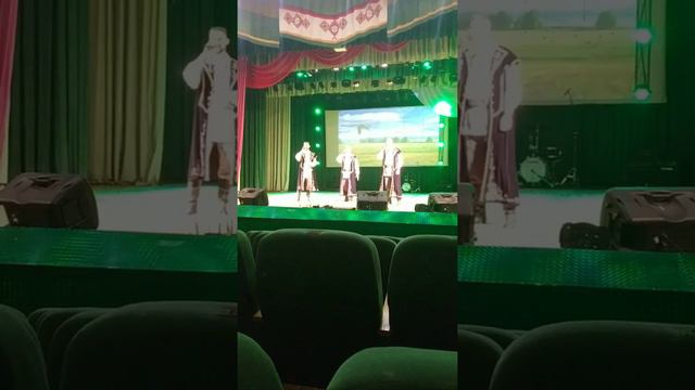 Народный вокальный ансамбль "Земляки". Песня "По садочку ходжу" смотреть онлайн