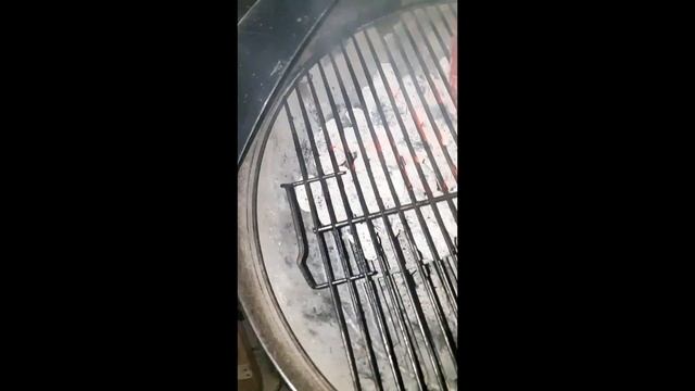 Жарю стейки Стриплойн на угольном гриле/Grill steak on a charcoal grill Weber Original Kettle E-571 смотреть онлайн
