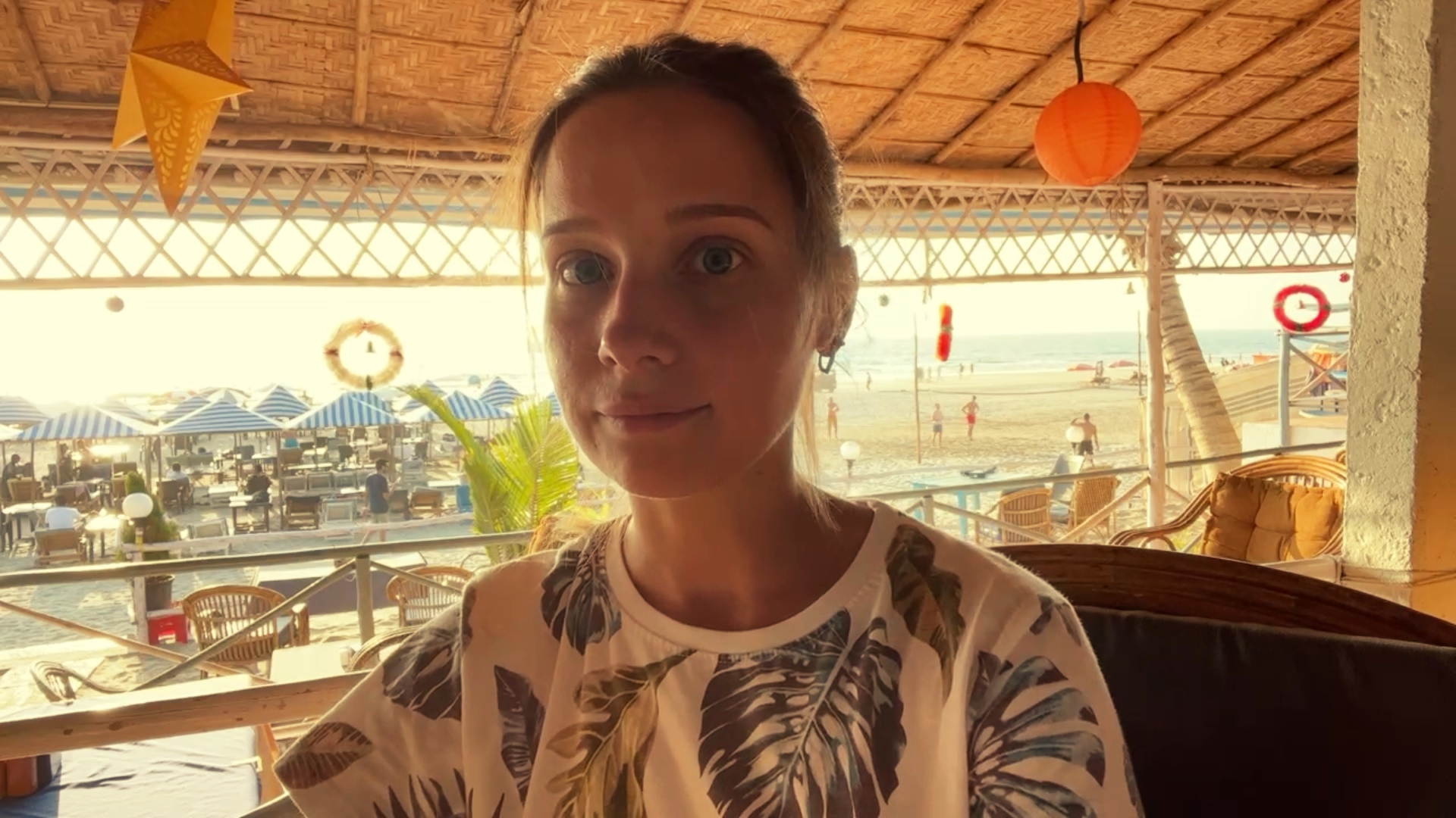 ДЕЛЮСЬ ИНДИЙСКИМ СОЛНЫШКОМ смотреть онлайн