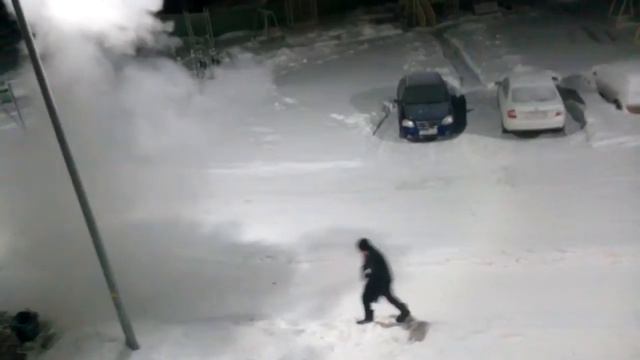 ЧТО БУДЕТ С КИПЯТКОМ ПРИ МИНУС 50 ГРАДУСОВ ? ЭФФЕКТ МАМИКСА , СЛОМАЛСЯ КОВШИК. смотреть онлайн