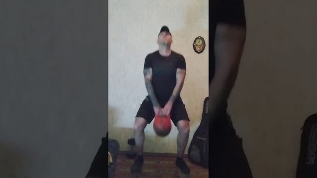 Домашняя тренировка. Приседания с двумя гирями 16 + 24 кг. смотреть онлайн