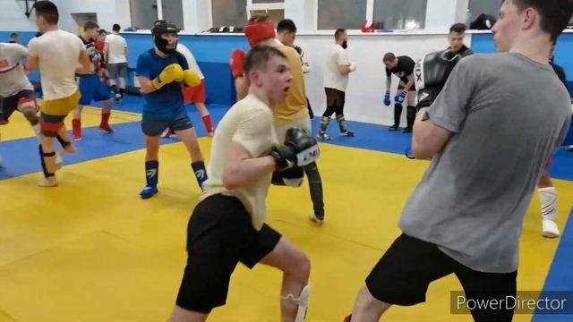 Спарринги по боксу и кикбоксингу в группе новичков. Боевая практика на начальном этапе. смотреть онлайн
