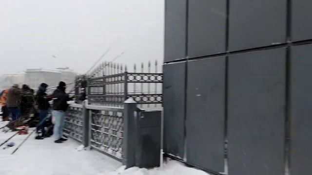 Стамбул завалило снегом, а рыбакам на Галатском мосту всё нипочём. Рыбалка состоится в любую погоду смотреть онлайн