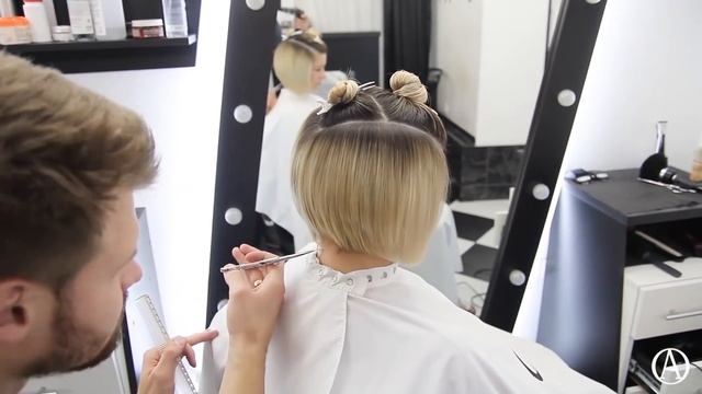 Женская стрижка боб. Техника слои / Short women haircut . Bob haircut смотреть онлайн