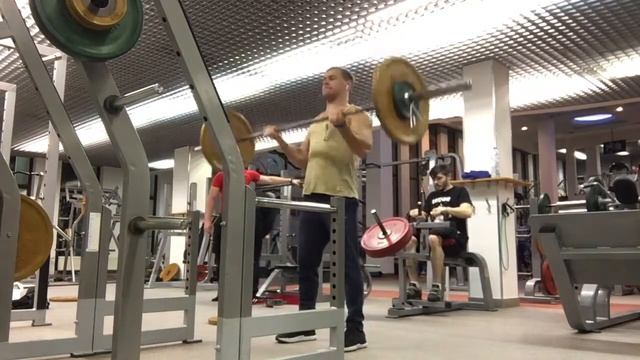 Подъем штанги на бицепс, 55 кг смотреть онлайн