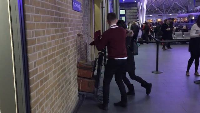 Harry Potter Platform 9 3/4 Kings Cross Station London смотреть онлайн
