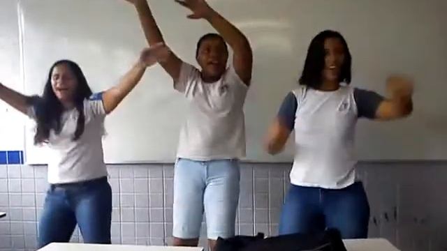 Mãos pro alto, cintura solta... смотреть онлайн