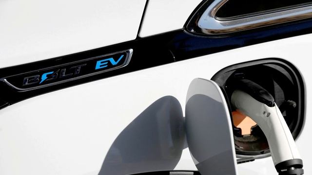 GM потратит почти $2 млрд на ремонт самовозгорающихся Chevrolet Bolt смотреть онлайн