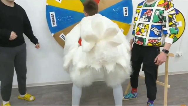 Курица Аришнев ТАНЦУЕТ 😂 смотреть онлайн