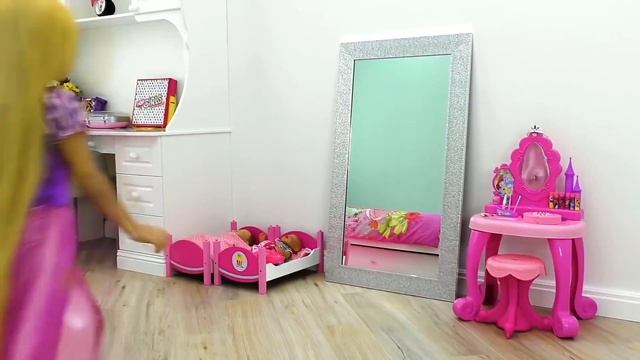 Sofia Pretend Rapunzel doing hairstyle and make up for Princess смотреть онлайн