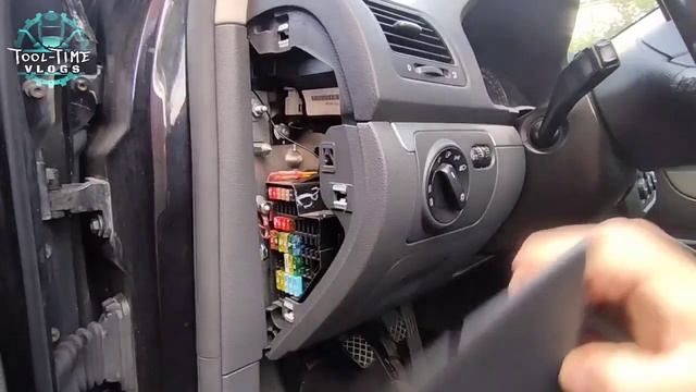 VW Jetta / Golf mk5 How to run amplifier and subwoofer powercable / Soundsystem installation. смотреть онлайн