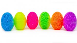 Разноцветный Шариковый Пластилин с игрушками из мультиков - Учим Цвета в Развивающем видео