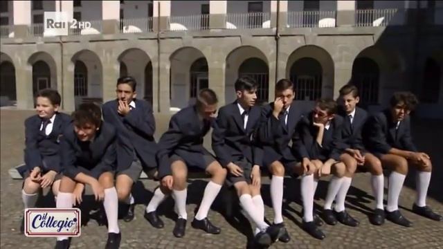 Il taglio capelli dei collegiali - Prima puntata - Il Collegio смотреть онлайн