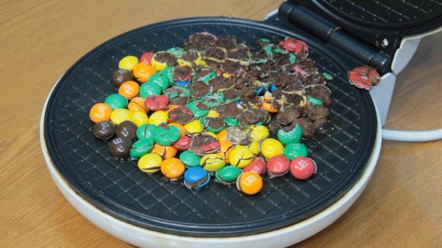 сделал ВАФЛЮ из M&M, вилок ложек и ножей смотреть онлайн