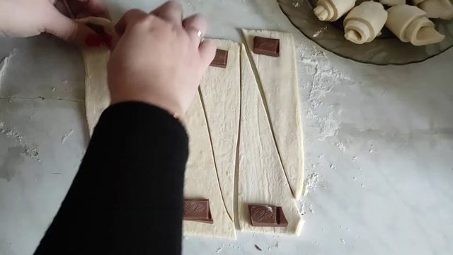 Круассаны из готового слоёного теста с шоколадом. смотреть онлайн