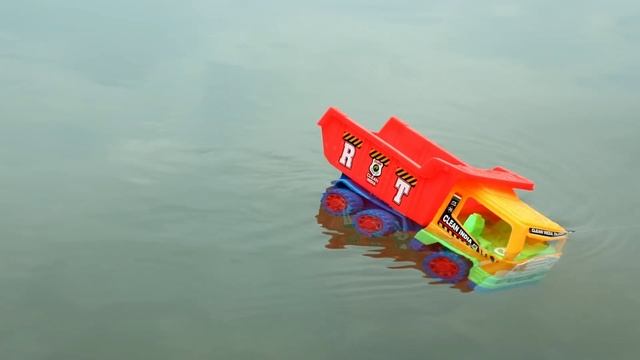 Грузовичок с сухариками свалился с моста смотреть онлайн