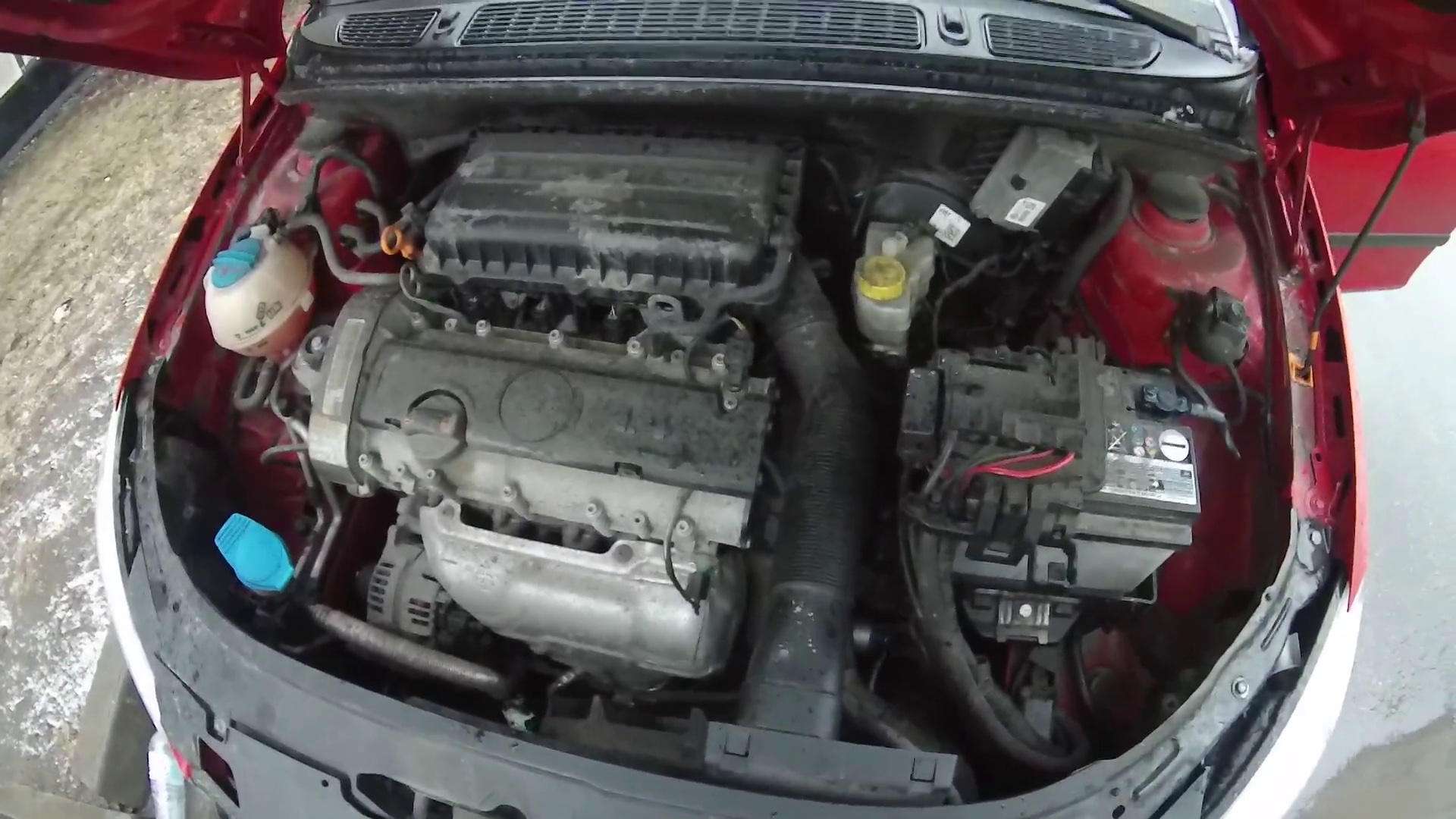 Снятие и смазка свистящего стартера Skoda Fabia