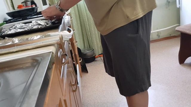 Горбуша в фольге и запеченная в духовке! Простенько, зато вкусно!!! смотреть онлайн