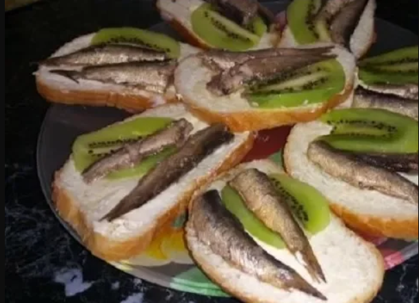 БУТЕРБРОДЫ СО ШПРОТАМИ И КИВИ смотреть онлайн