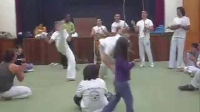 Fabricio e Garopa - Roda Arte de Gingar Só capoeira.wmv смотреть онлайн