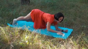 NATURE-IMMERSED YOGA AND STRETCHING SESSION IN THE FOREST BY YOGA QUEEN EVELINE